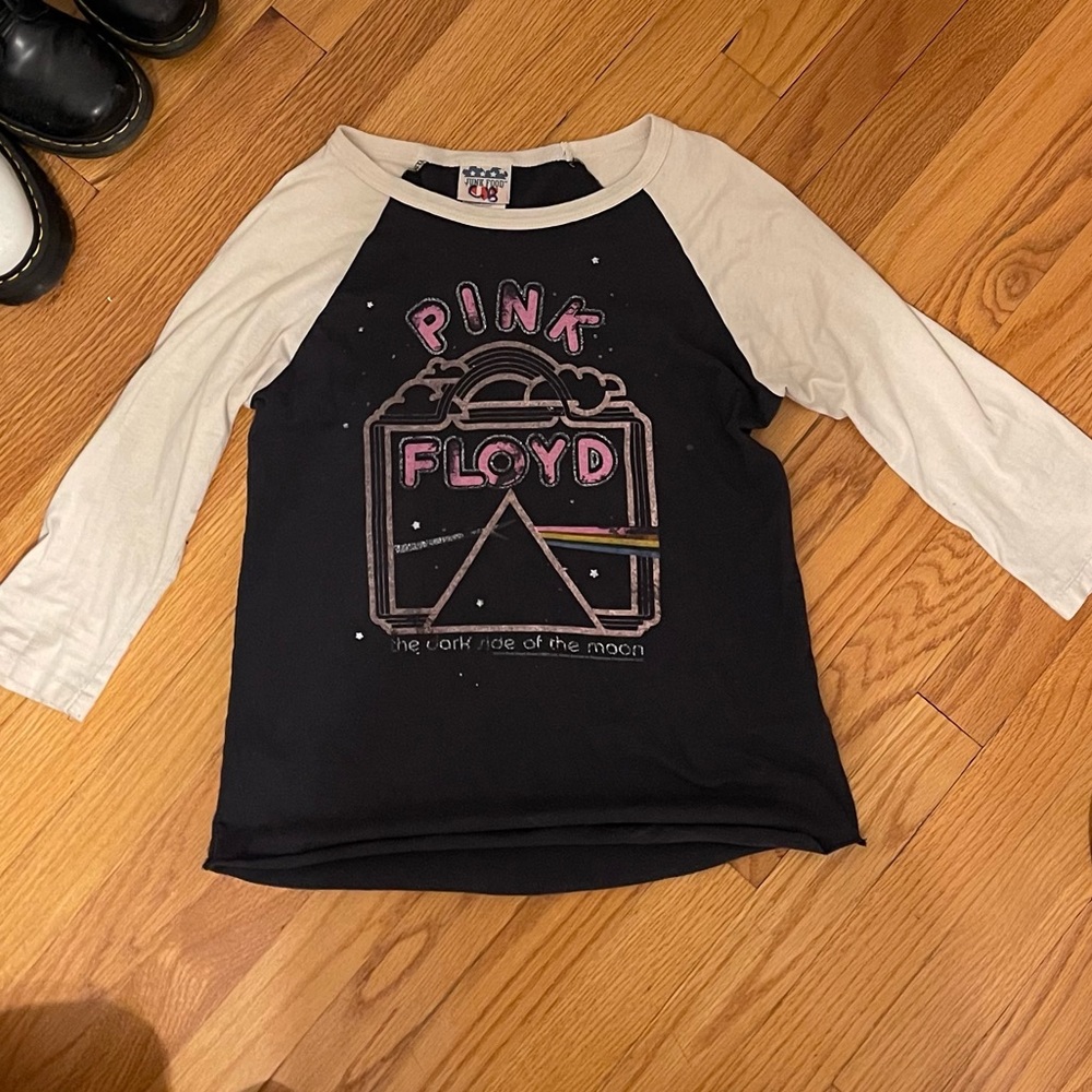 Quarter sleeve graphic tee